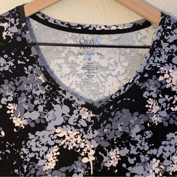 CROFT & BARROW The Perfect Tee Women’s M Black Blue White Floral V-Neck. - Picture 3 of 7
